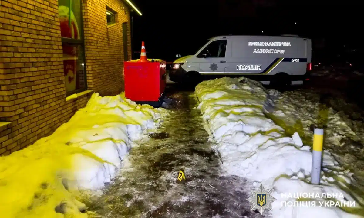 У Рівному чоловіка поранили ножем біля магазину – нападника знайшли за годину Місце конфлікту.