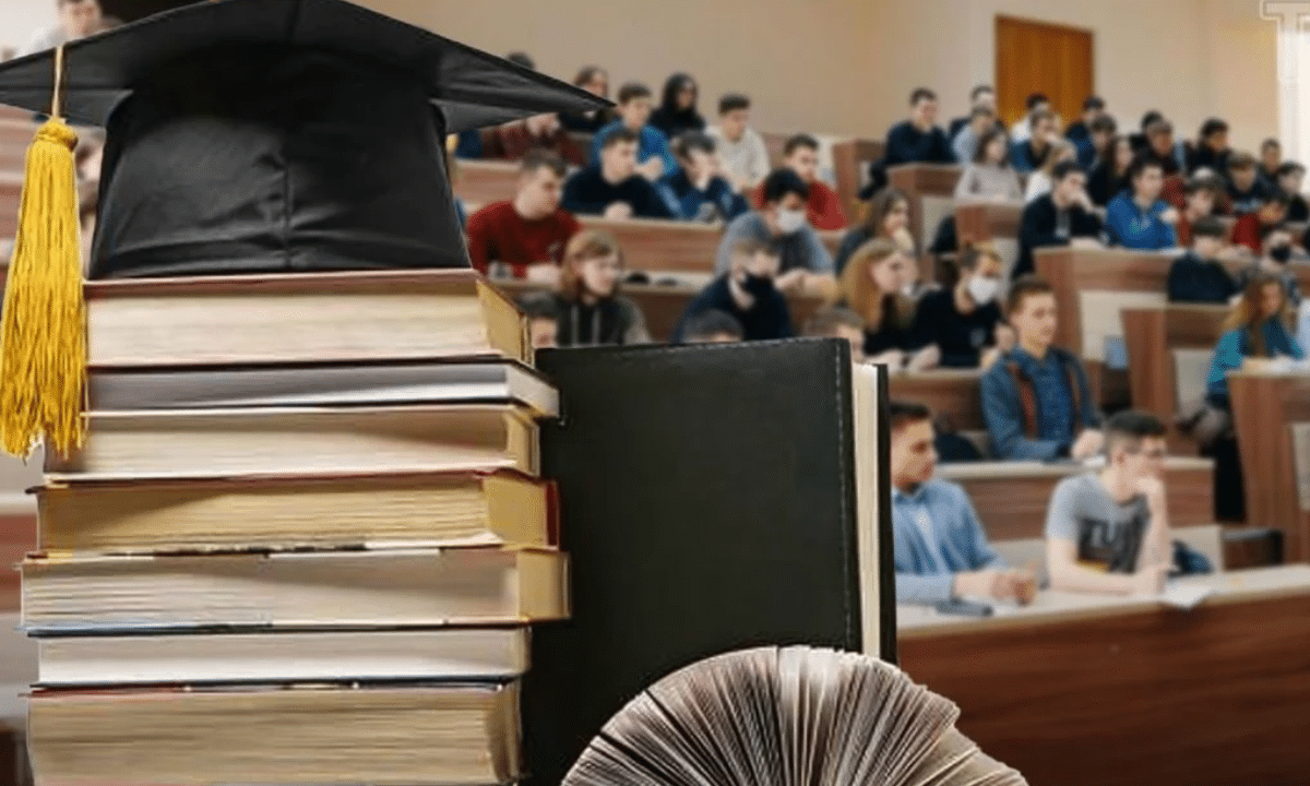 На Рівненщині стартував «Зимовий вступ» для майбутніх абітурієнтів Аудиторія університету з абітурієнтами та студентами під час занять; на передньому плані — стопка книг і академічна шапка як символ навчання та вступу до вишу.