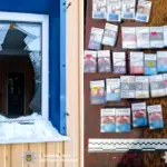 Розбите вікно магазину і цигарки, вкрадені зловмисником.