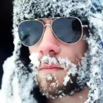 Обмерзлий чоловік в окулярах.