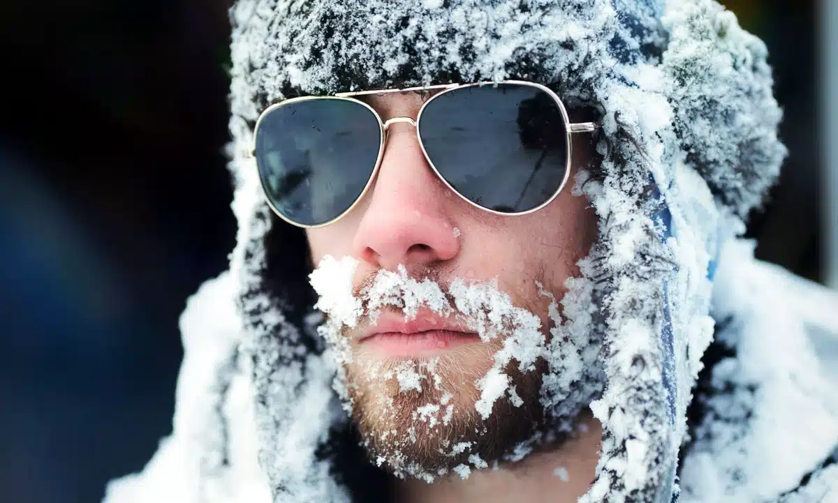 Обмерзлий чоловік в окулярах.