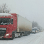 На трасі Київ — Чоп поблизу Дубна тимчасово обмежили рух вантажівок Автомобілі та вантажівки на засніженій дорозі