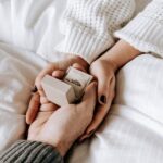 Пропозиція руки і серця: чоловік тримає коробочку з каблучкою для пропозиції в руках жінки