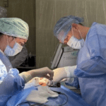 Лікарі проводять операцію з видалення новоутворення на губі