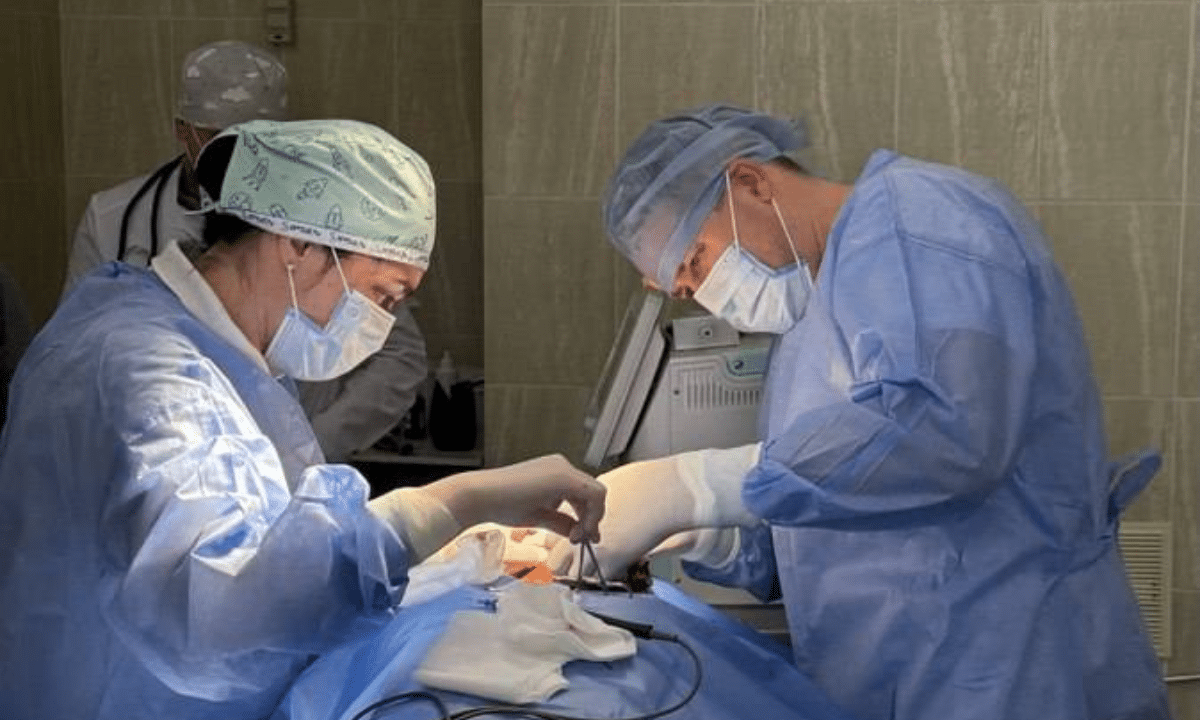 Лікарі проводять операцію з видалення новоутворення на губі