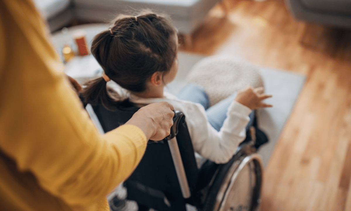 У Рівному ще сотні дітей з інвалідністю зможуть поїхати на оздоровлення Дитина в інвалідному візку в супроводу дорослого.