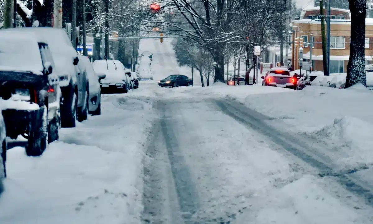 Вкрита ожеледицею дорога, засніжені авто.