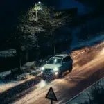 Нічною дорогою з ожеледицею їдуть два авто.