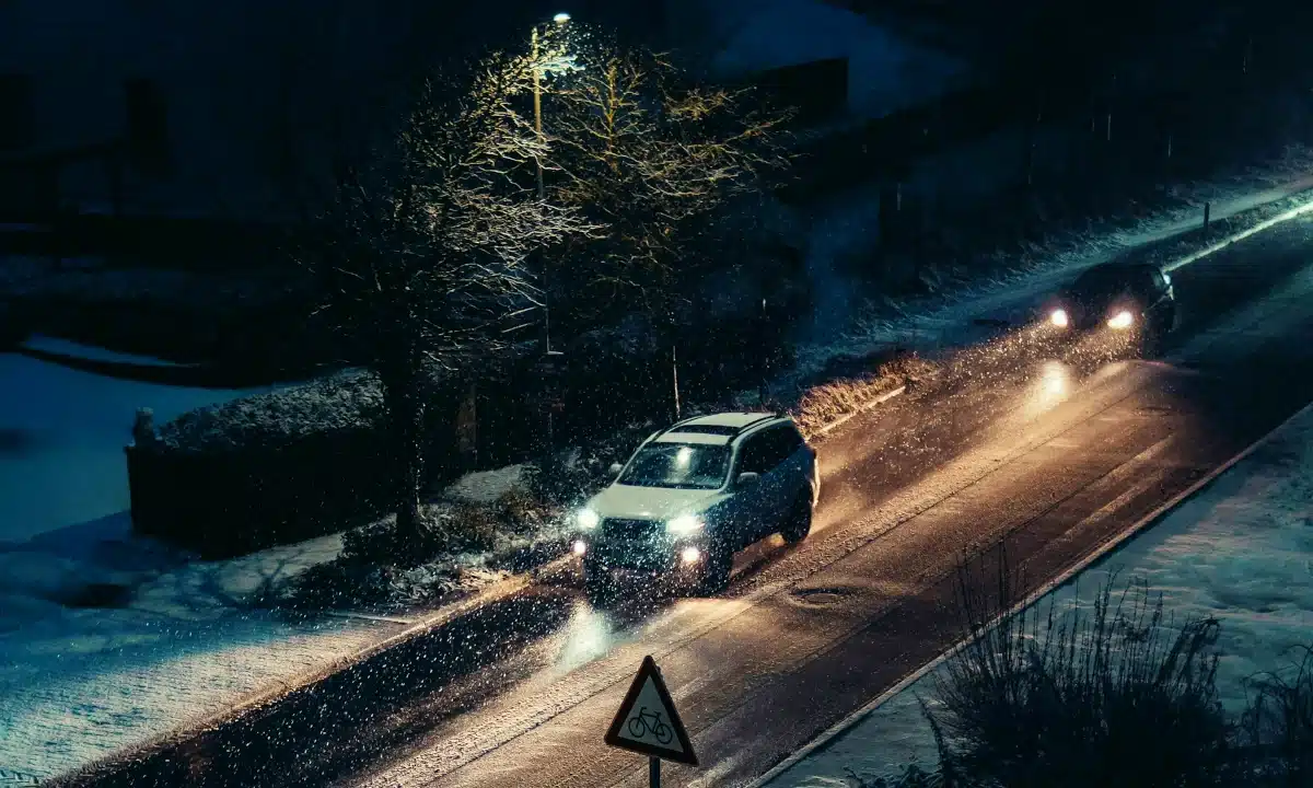 Якою буде погода на Рівненщині 3 січня – синоптики попередили про ожеледицю Нічною дорогою з ожеледицею їдуть два авто.