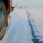 Якою буде погода на Рівненщині 23 січня. Синоптики попереджають про ожеледицю Авто їде по засніженій дорозі.