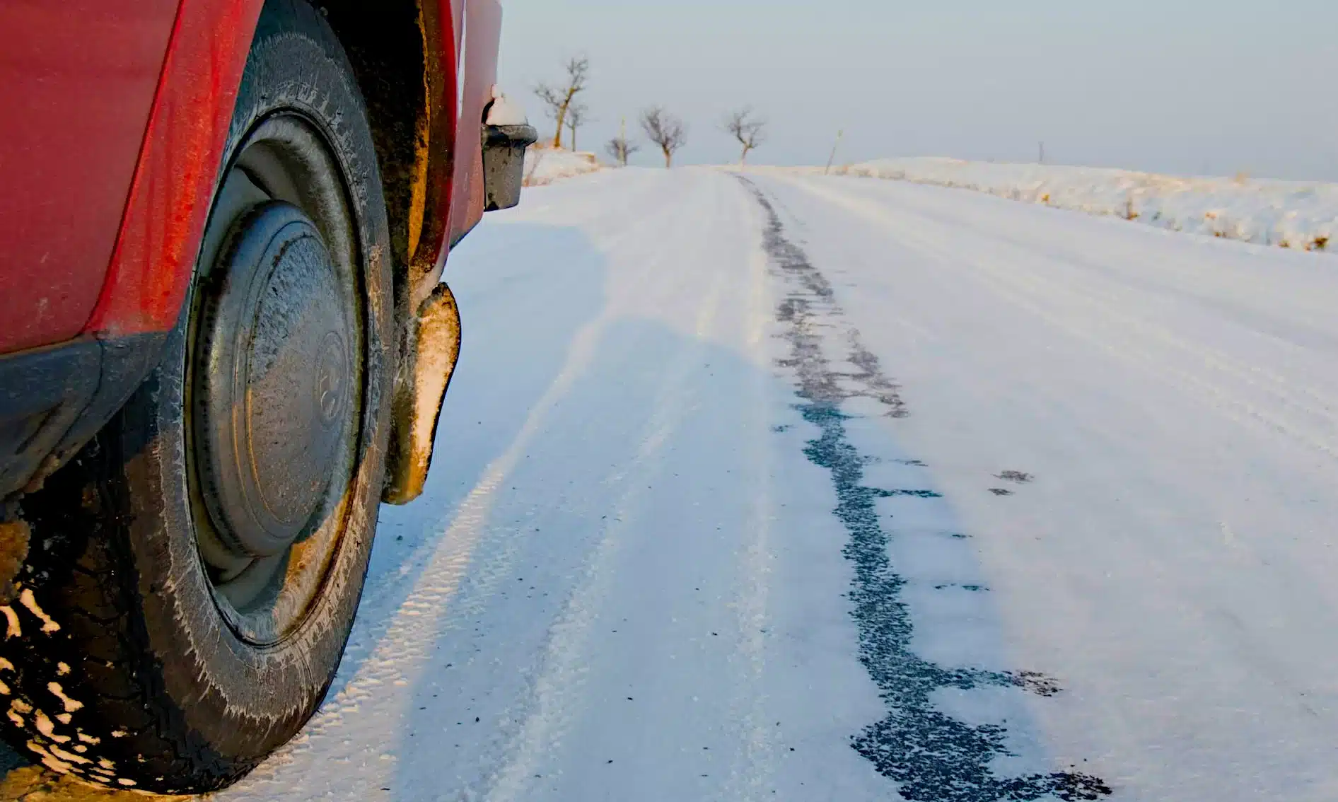 Якою буде погода на Рівненщині 23 січня. Синоптики попереджають про ожеледицю Авто їде по засніженій дорозі.