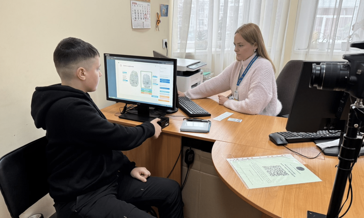 Підлітки з 14 років можуть самостійно оформлювати закордонний паспорт Підліток самостійно оформлює закордонний паспорт.