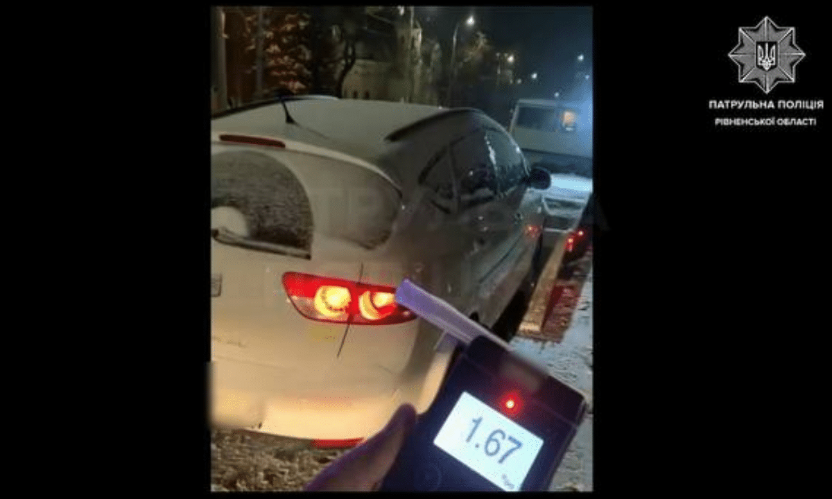 У Рівному патрульні зупинили водійку, яка проїхала на заборонний сигнал світлофора та керувала авто з 1,67 проміле алкоголю.