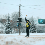 Жести регулювальника руху на перехресті