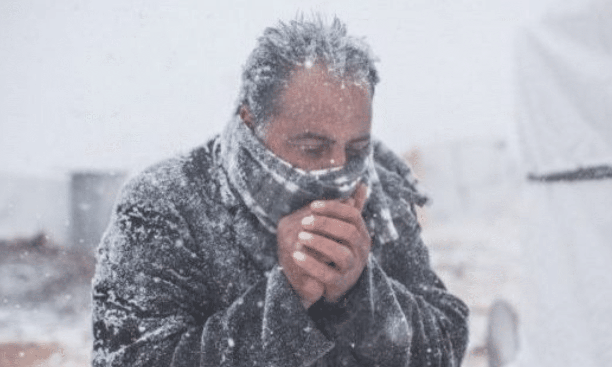 Через сильні морози на Рівненщині постраждали люди Чоловік на морозі тримає руки біля обличчя, рятуючись від холоду та сильного вітру