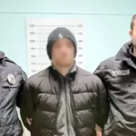 Бійка в під’їзді у Рівному обернулася розшуком на п’ять місяців – підозрюваного затримали Затриманий зловмисник і поліцейські.