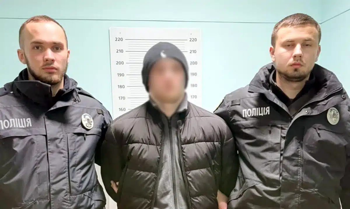 Затриманий зловмисник і поліцейські.