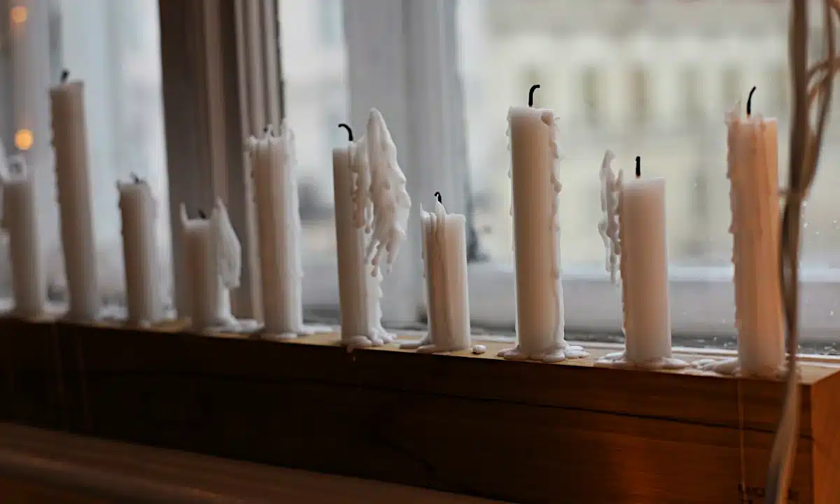 Погашені свічки стоять рядочком на підвіконні.