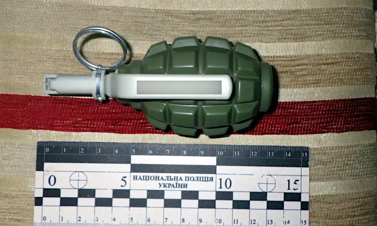У селі на Сарненщині сім’я тікала з дому через погрози гранатою Граната, якою зловмисник погрожував сім'ї.