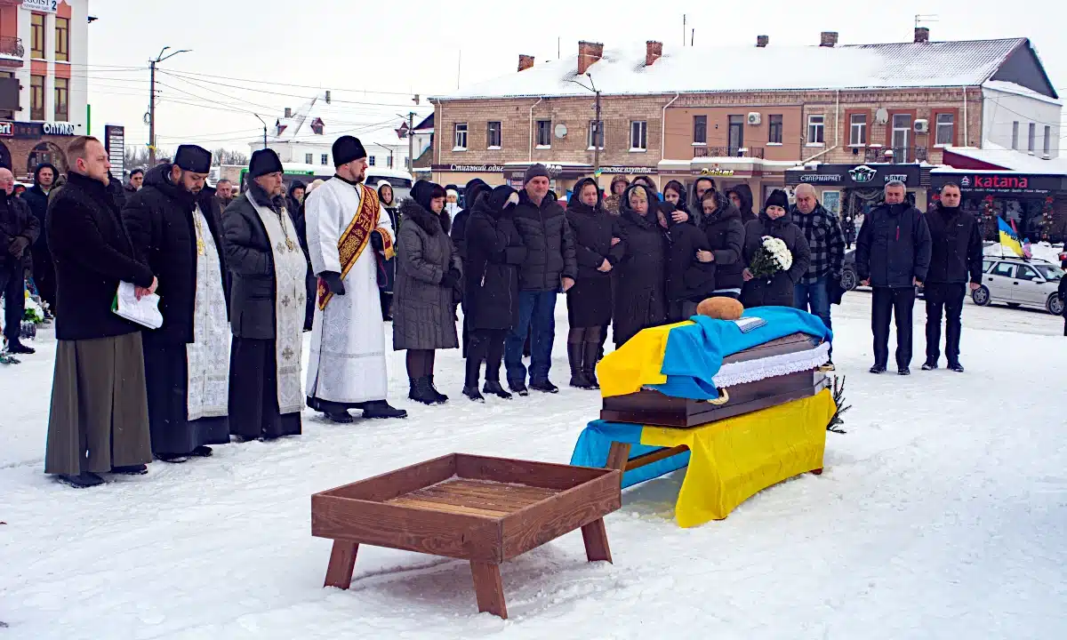 У Дубні попрощалися з Героєм-переселенцем Олексієм Кравчуком Похорон Олексія Кравчука.