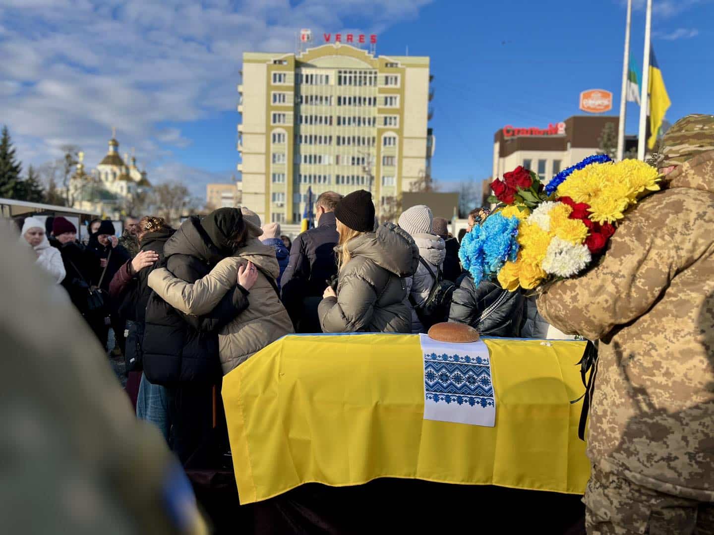Із загиблим захисником Василем Дещинським у Рівному попрощалася громада Із загиблим захисником Василем Дещинським у Рівному попрощалася громада