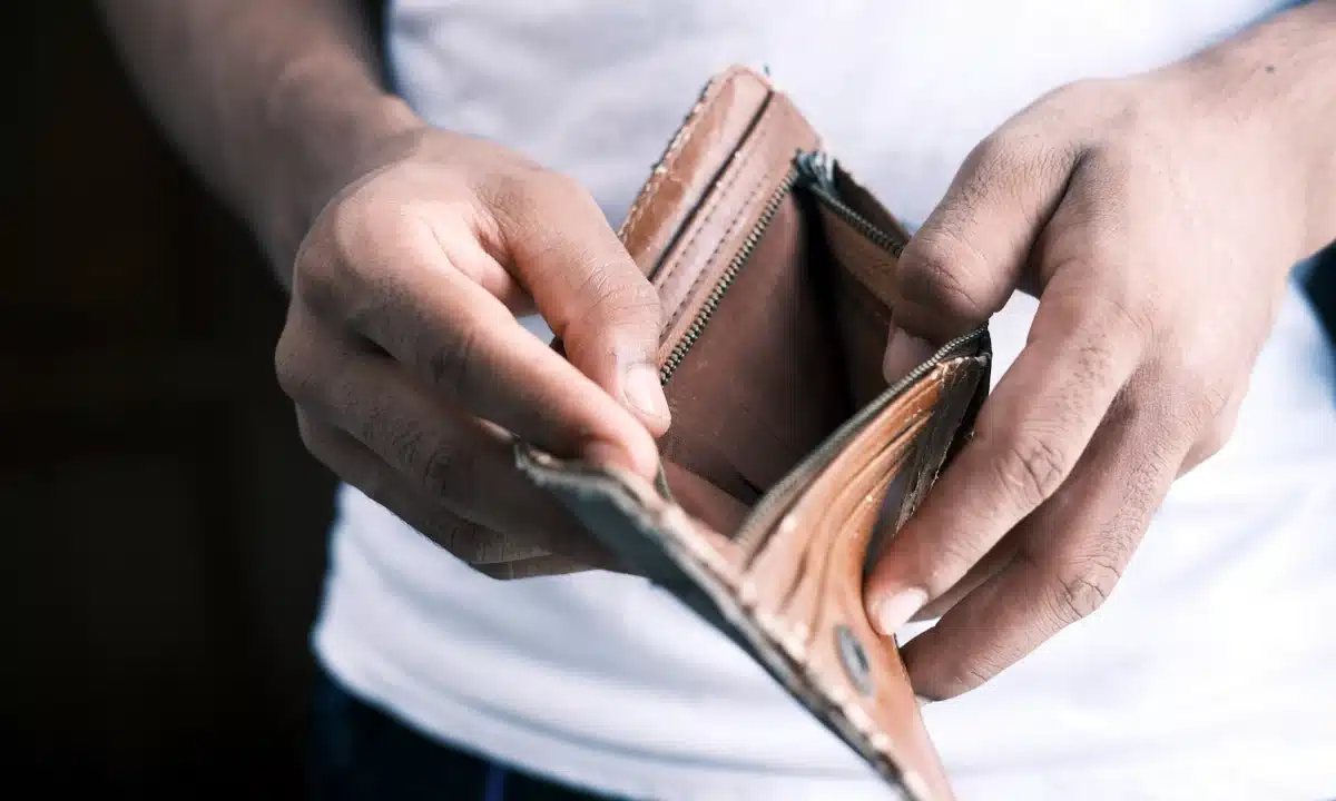 Середня зарплата на Рівненщині у листопаді 2025 року була на 12,7% нижчою за загальноукраїнську Порожній гаманець.