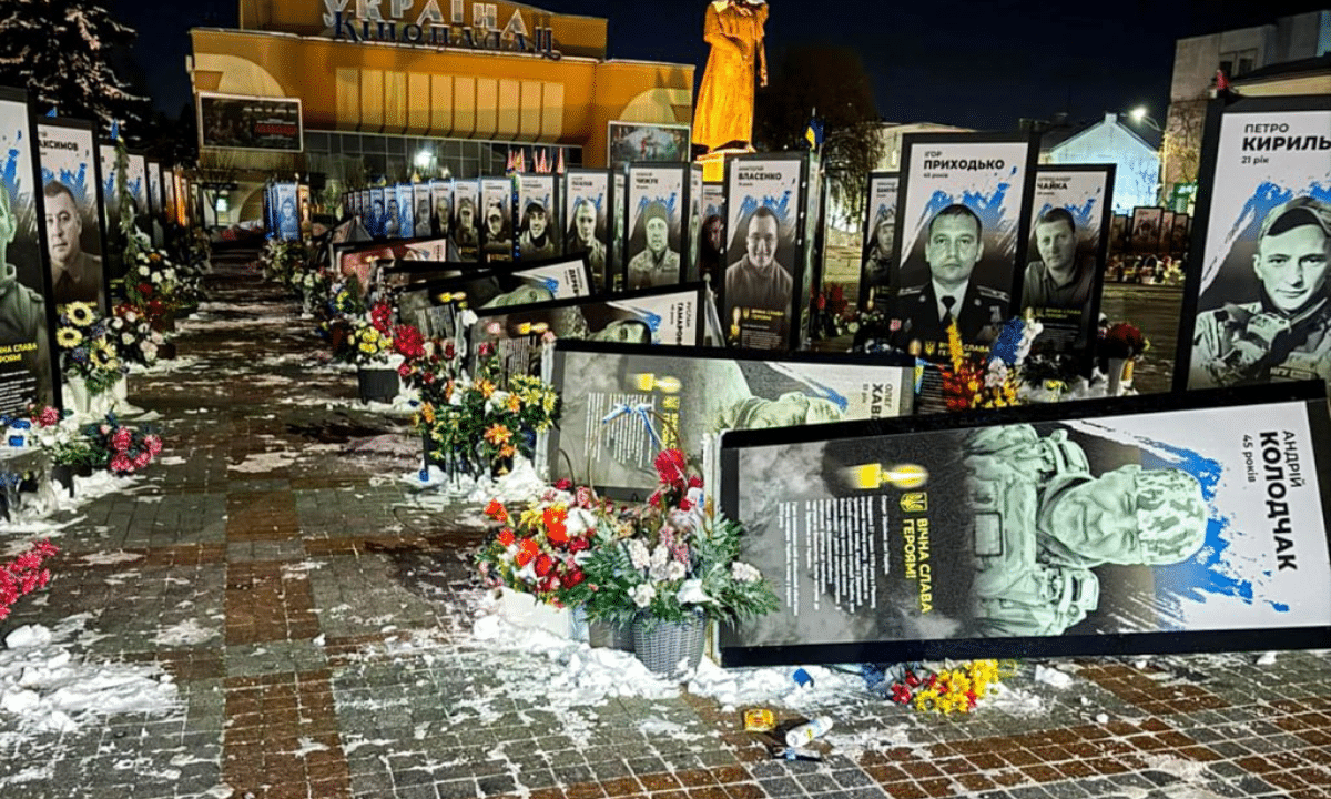У центрі Рівного пошкодили портрети загиблих Героїв