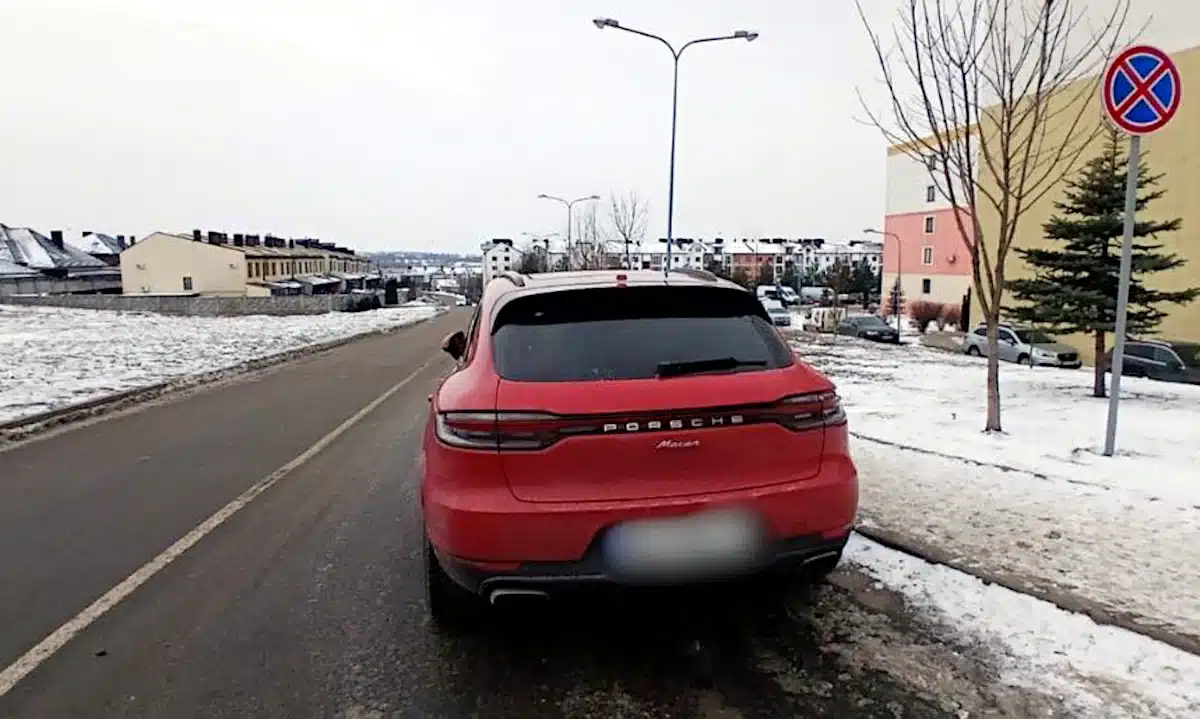 Авто, запарковане на мікрорайоні Південний у Рівному, з порушенням правил паркування.