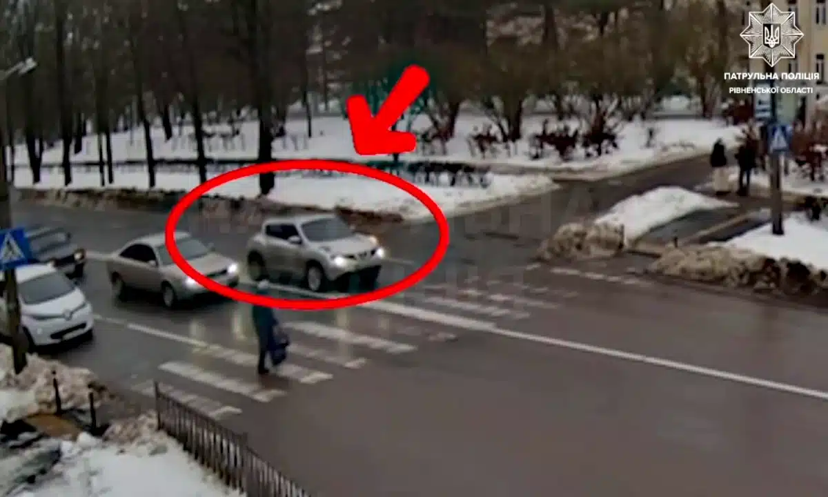 Авто порушує ПДР на пішохідному переході у Рівному.