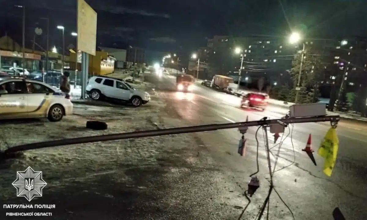 Через необережність водія у Рівному сталася ДТП з кабелем Пошкоджений електрокабель і опора.