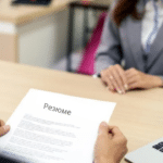 Людина подає резюме під час співбесіди