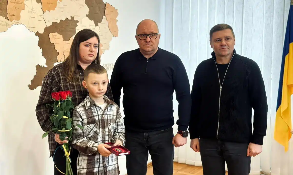 Посмертні ордени «За мужність» передали родинам полеглих захисників з Костопільщини Вручення посмертної нагороди.