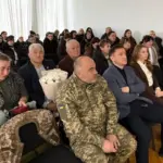Сарненщина вшановує полеглих Захисників: родинам Героїв вручили державні нагороди Присутні на церемонії передачі нагород.