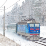 Через обледеніння контактної мережі затримуються десятки поїздів Потяг Укрзалізниці на залізничній станції під час складних погодних умов