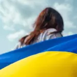 Дівчина і український прапор.
