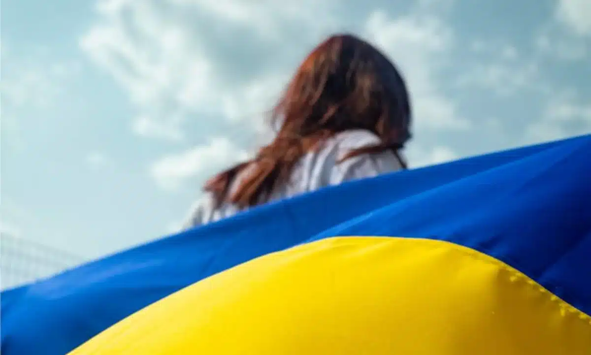 Дівчина і український прапор.