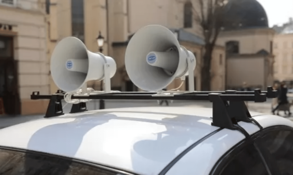 Патрульні інформують про повітряну тривогу через гучномовець