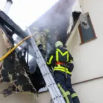 У Рівному вдалося врятувати житловий будинок від пожежі в прибудові Пожежа у Рівному.