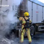 Пожежники гасять вантажівку.