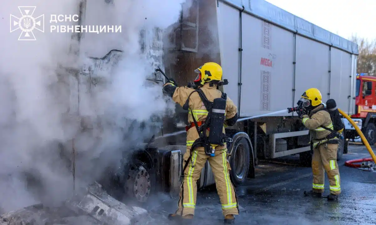Пожежники гасять вантажівку.