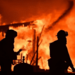 Рятувальники ліквідовують пожежу