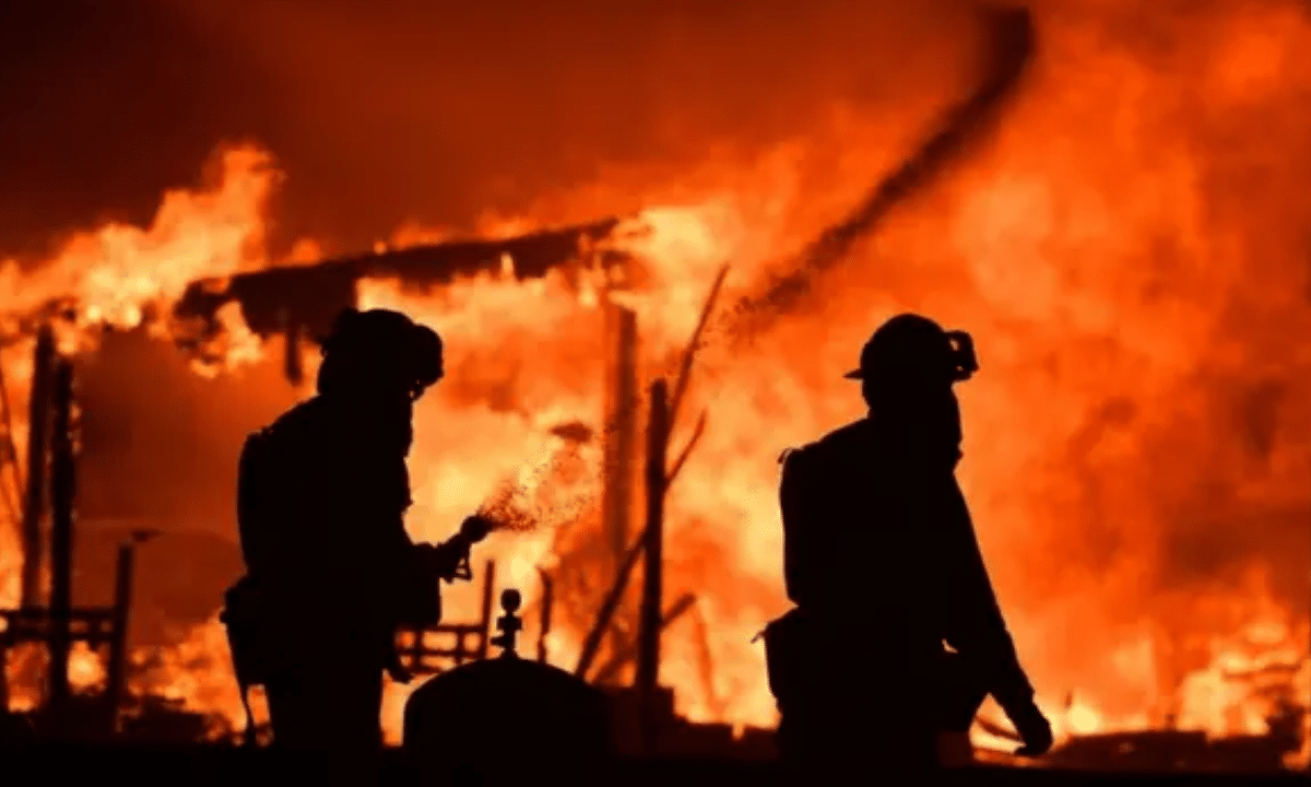 Пожежі на Рівненщині: від початку року загинули шестеро людей Рятувальники ліквідовують пожежу