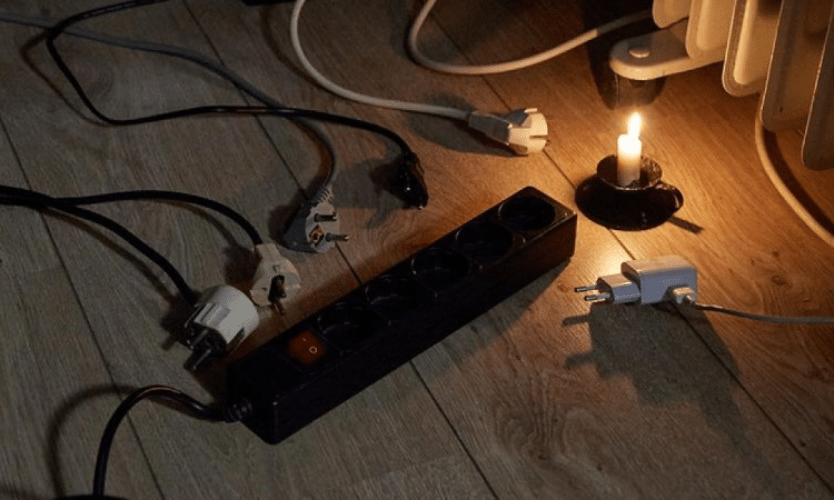 Чому після відключень світла не варто вмикати всі прилади одразу