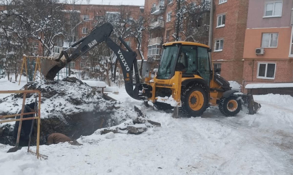 Через порив тепломережі частина Рівного залишилася без опалення Ремонт тепломережі на вулиці Героїв поліції у Рівному