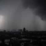 Економіка під тиском війни: які сценарії для росії прогнозують у 2026 році Похмурий міський пейзаж москви під темними хмарами