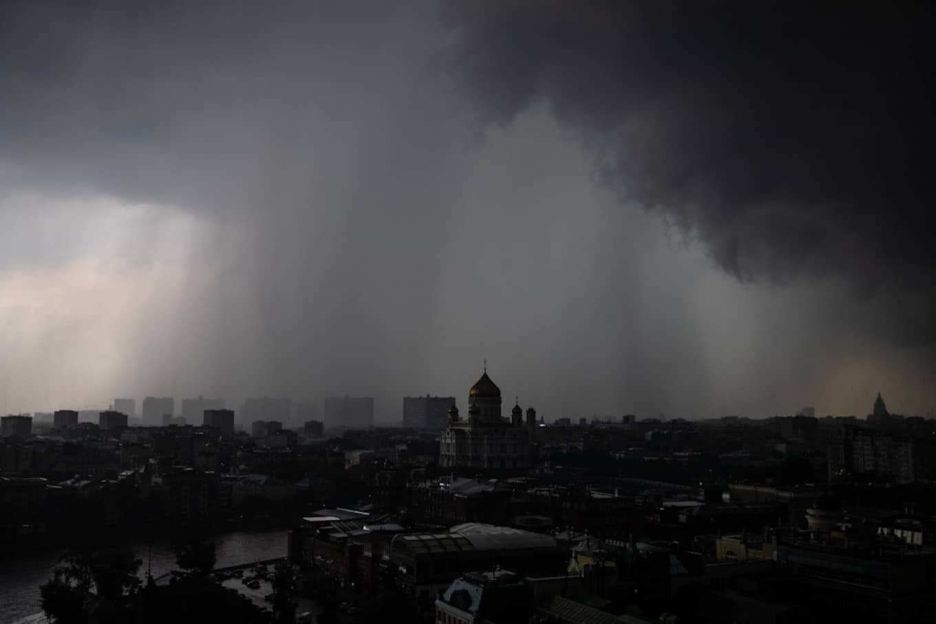 Економіка під тиском війни: які сценарії для росії прогнозують у 2026 році Похмурий міський пейзаж москви під темними хмарами