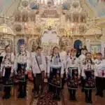 Діти колядують у Свято-Миколаївському храмі.