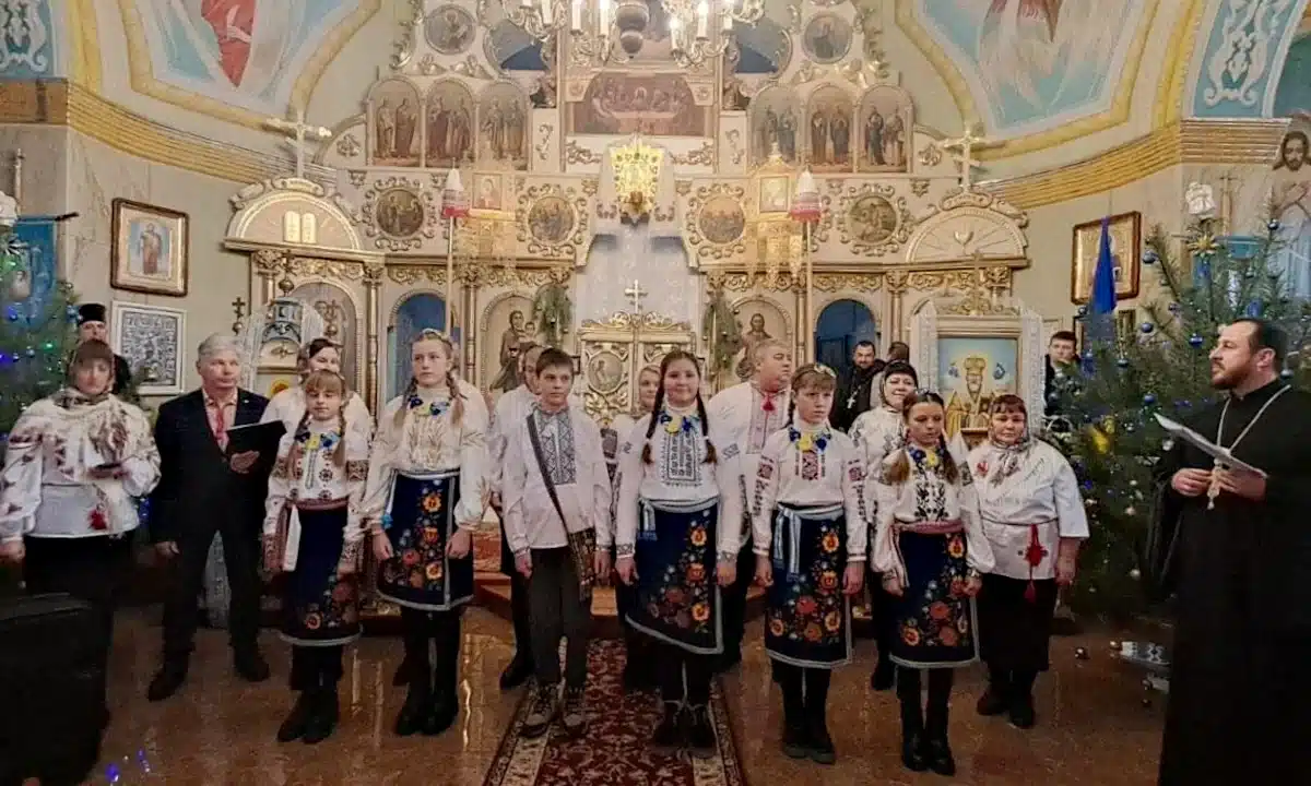 Діти колядують у Свято-Миколаївському храмі.