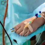 Рука пацієнтки з трубками від крапельниць.