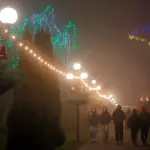 Новорічні прикраси у парку "Залізничник" у Сарнах.